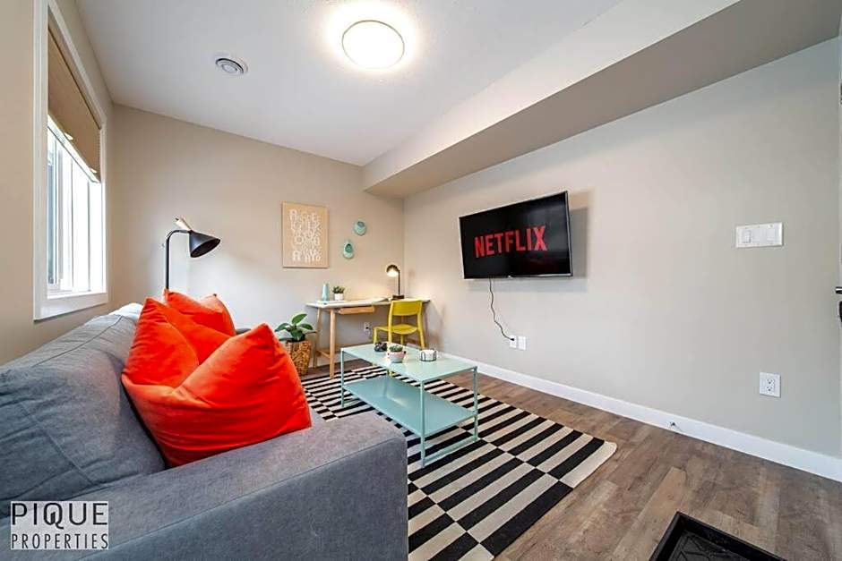 NEW, Euro-Style Suite, Whyte Avenue, AC, Netflix, Sleeps 6!