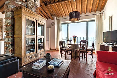 Executive Two-Bedroom Apartment with View and Private Garden and Patio