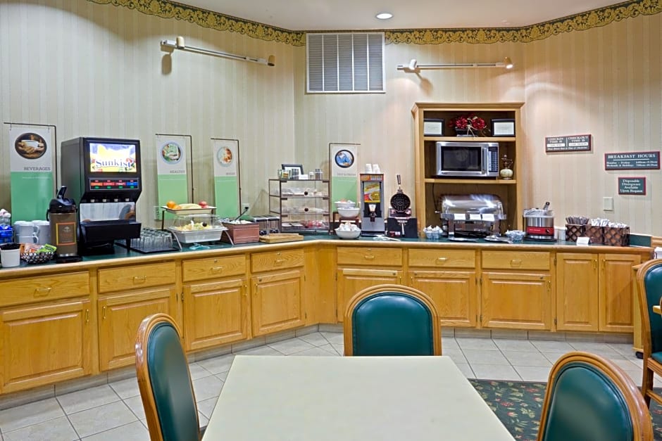 Country Inn & Suites by Radisson, Salina, KS