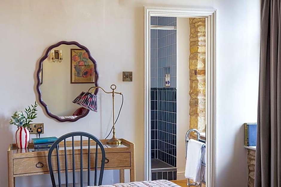 The Sheep on Sheep Street Hotel