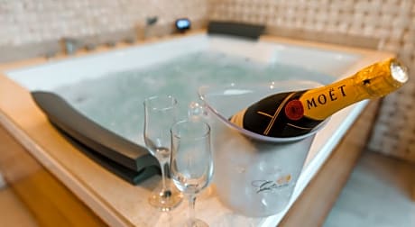 Deluxe Double With Hot Tube & Mountain View