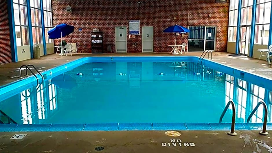 Norwood Inn & Suites La Crosse