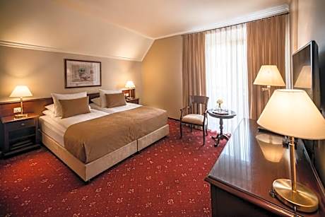 GARDEN Club - Hotel & Restaurant - FREE Outdoor Pool & Parking