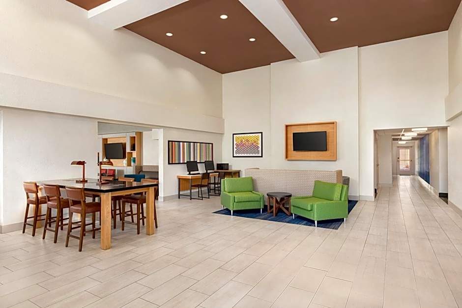 Holiday Inn Express and Suites Sarasota East By IHG