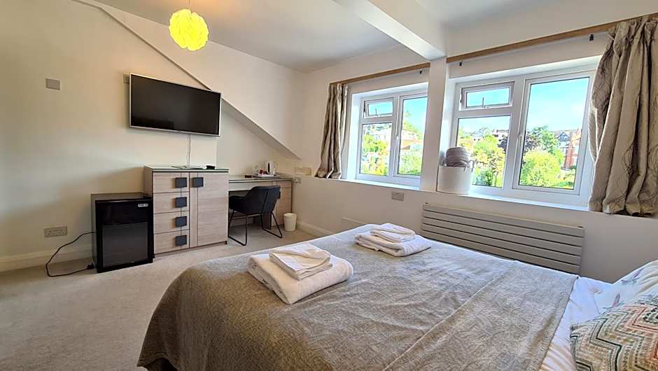 The Torland - Paignton Seafront - free parking, all rooms en-suite