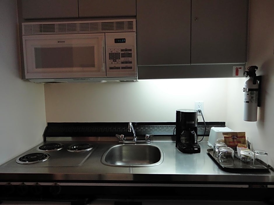 Rosedale on Robson Suite Hotel