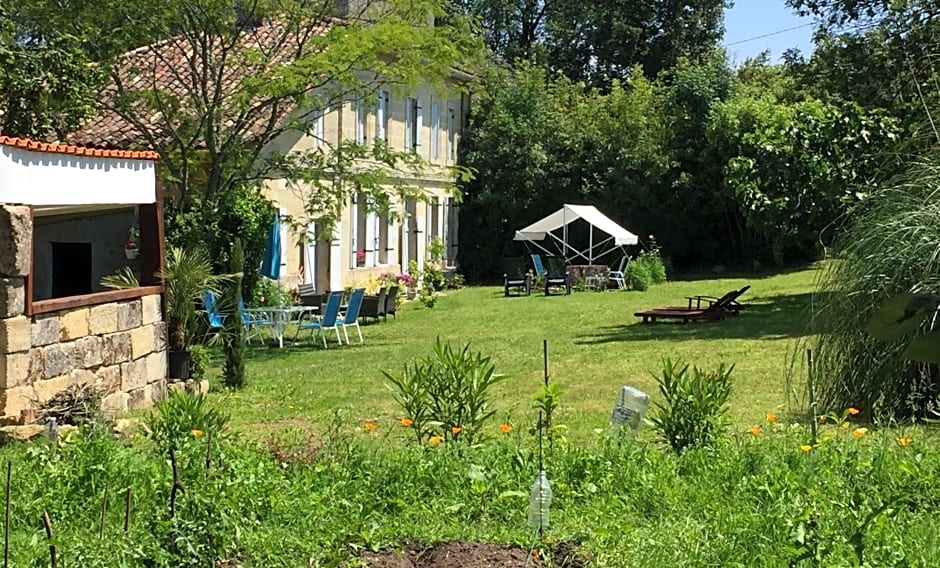 GITE 33 m2 - STUDIO avec kitchenette , espace salon, TV, 2 personnes PISCINE WIFI CLIM près Saint EMILION et du Périgord