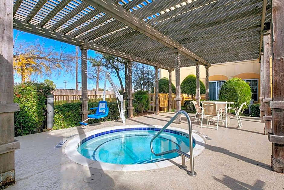 La Quinta Inn & Suites by Wyndham DFW Airport South/Irving