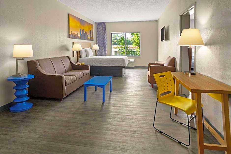 Days Inn & Suites by Wyndham Albany