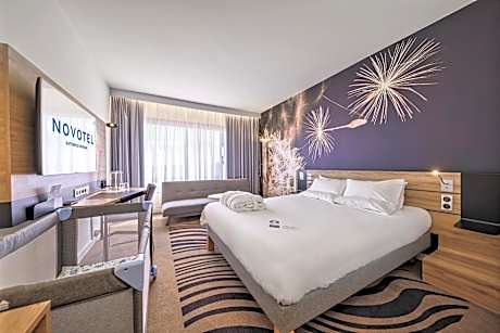 Superior Room with double bed and sofa