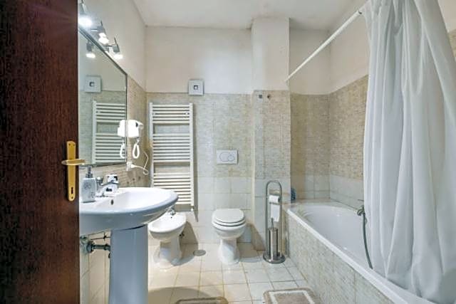 villa di charme con piscina e jacuzzi tra Roma e Viterbo