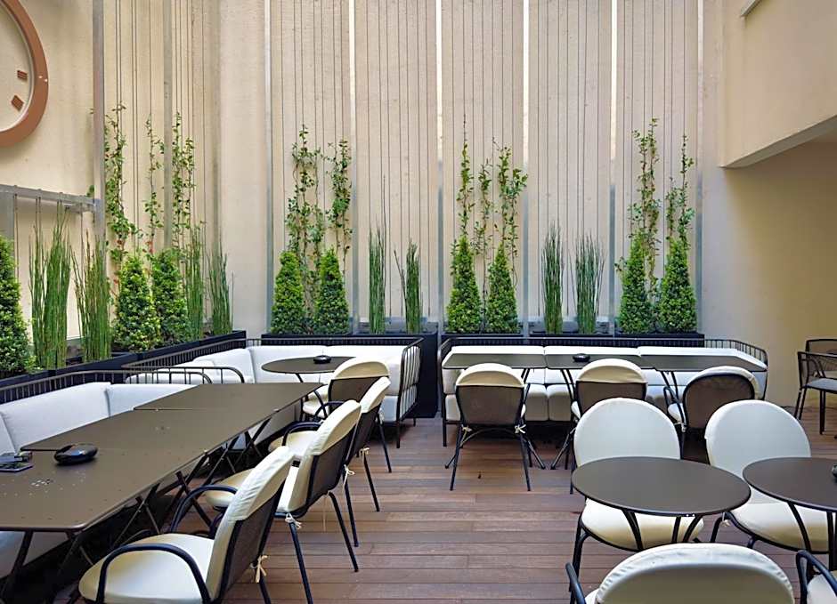 Perpetual Elysee Montaigne