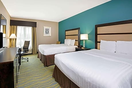 1 King Bed and 1 Queen Bed Non-Smoking