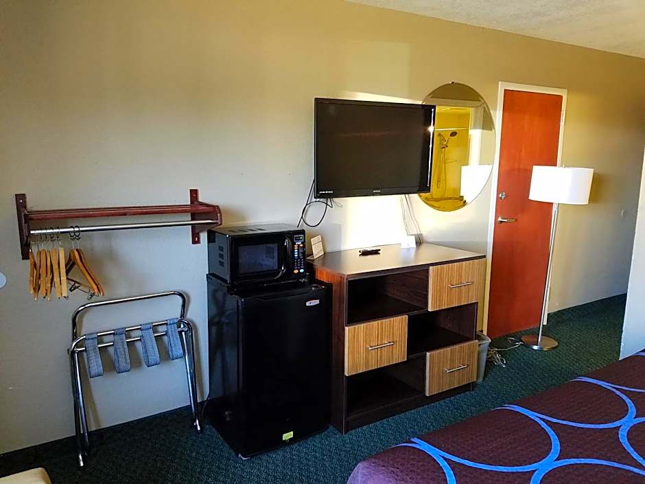 Super 8 by Wyndham Bentonville