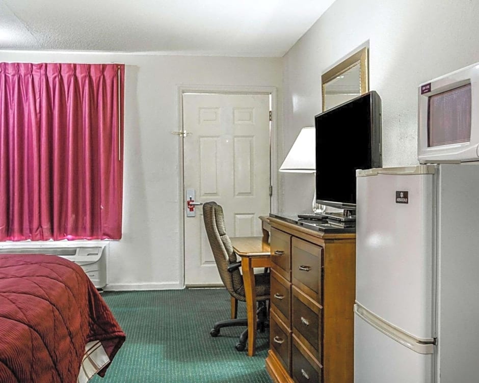 Econo Lodge Inn & Suites Enterprise