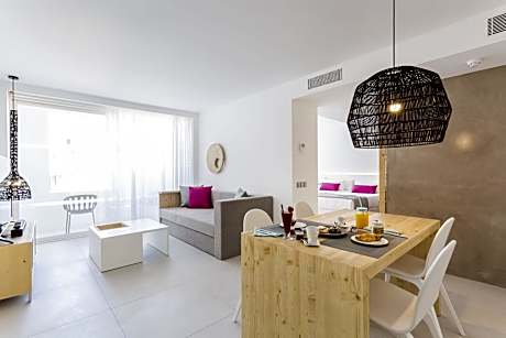 Junior Suite, Accessible, Courtyard View (1 Twin Bed and 1 Double Bed)