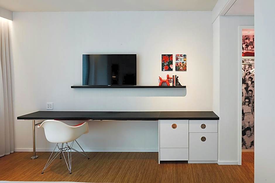 citizenM Los Angeles Downtown