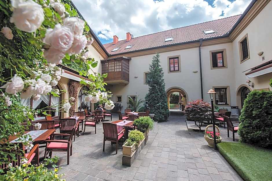 Hotel Octarna - Free On-site Parking