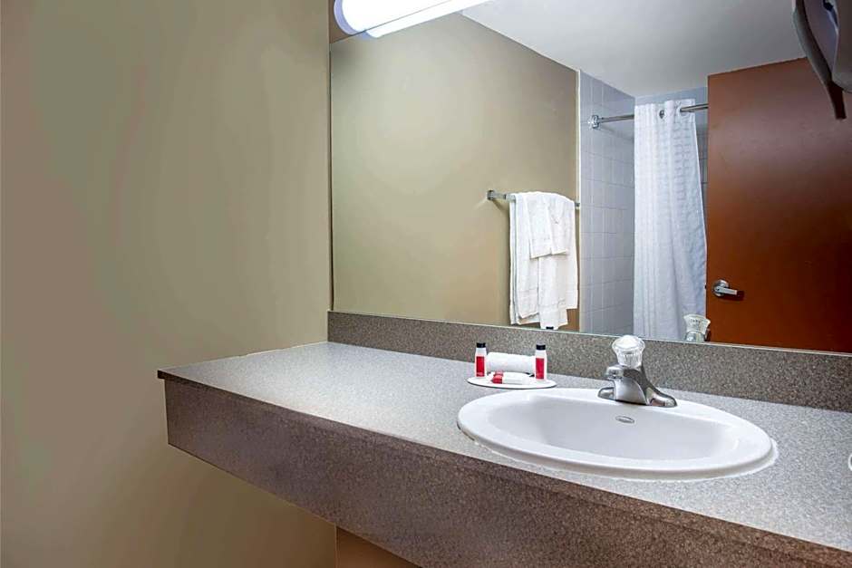 Super 8 by Wyndham Midland