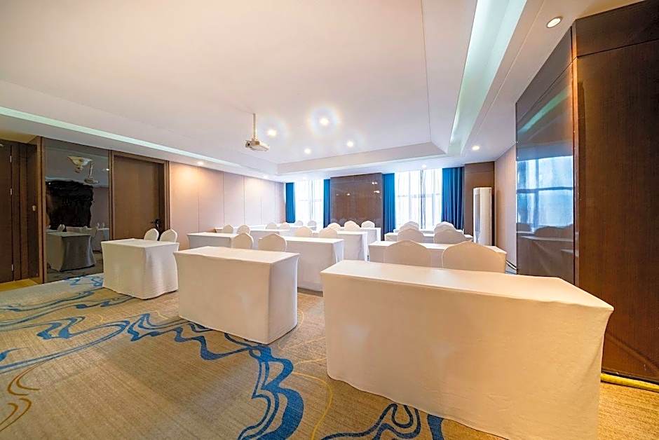 IU Hotels· Lanzhou Xike Station Huanghelou Branch