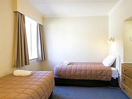 Motel 2-Bedroom Suite with Fireplace