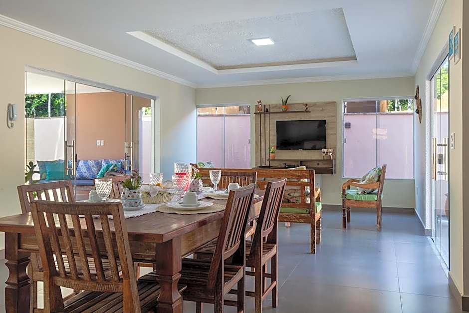 Muito espaço para criançada brincar! Casa com Piscina e Churrasqueira Privativa! Até 14Pax