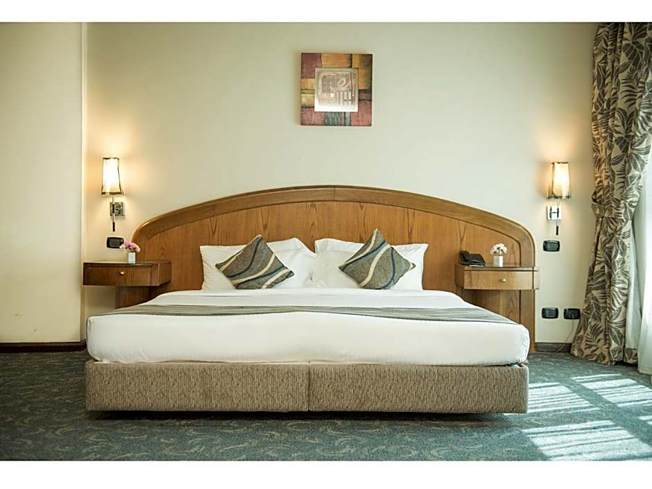 Cherry Maryski Hotel