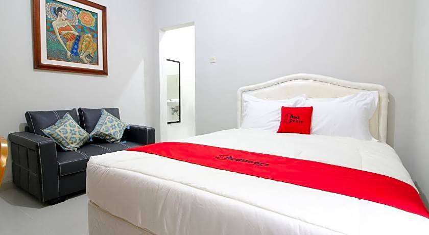 RedDoorz Plus near STIE YKPN