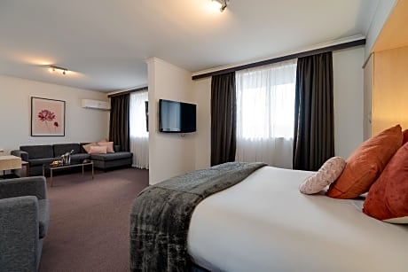 Deluxe Suite with 1 queensize bed and sofa incl udes spa bath