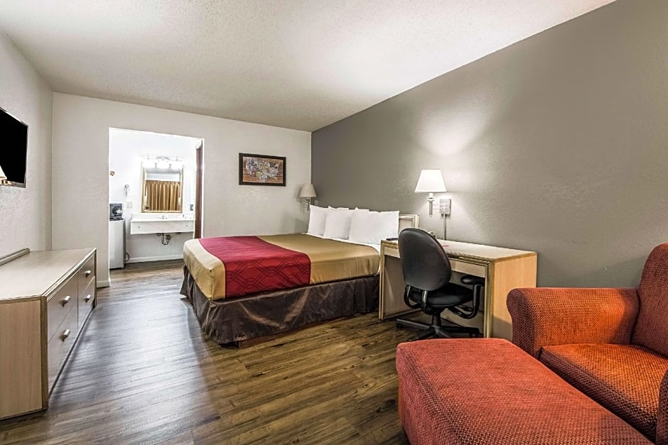 Econo Lodge Airport I-35 North