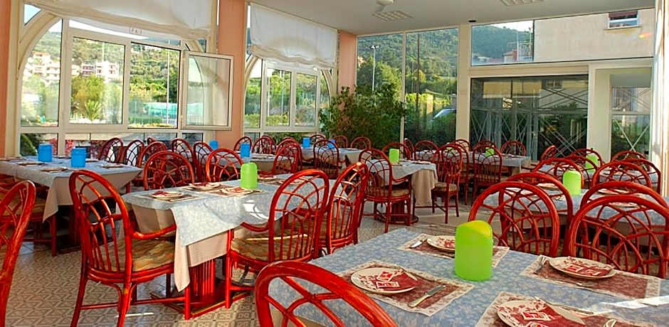 Hotel Riviera 3 Stelle con piscina estiva gratuita e garage a pagamento