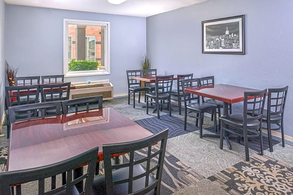 Country Garden & Suites-Benton