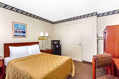 1 Queen Bed Smoking Room With Free Wifi, Refrigerator, And Microwave