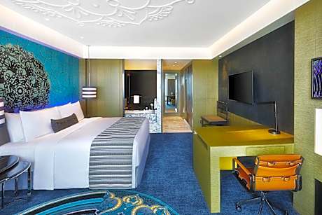 Spectacular Room, 1 King, Garden view, Pool Access, Balcony