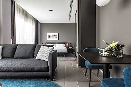 1 King Suite Club Lounge Access