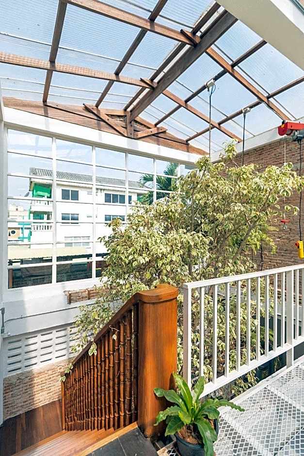 Memmoth Cafe & Hostel in Lampang