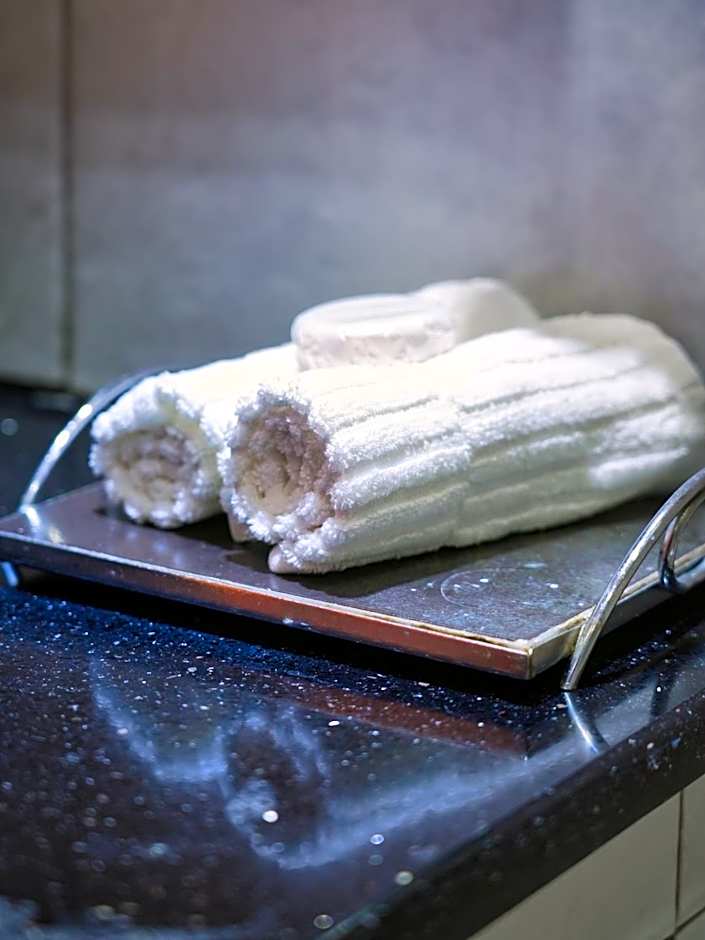 Villa Alizée - Boutique Hôtel Expérience - Idéal Couples & Pros - Piscine - Restaurant - Rooftop bar - Parking privé - 10min Port-Louis - Ambiance Tropical chic & authentique