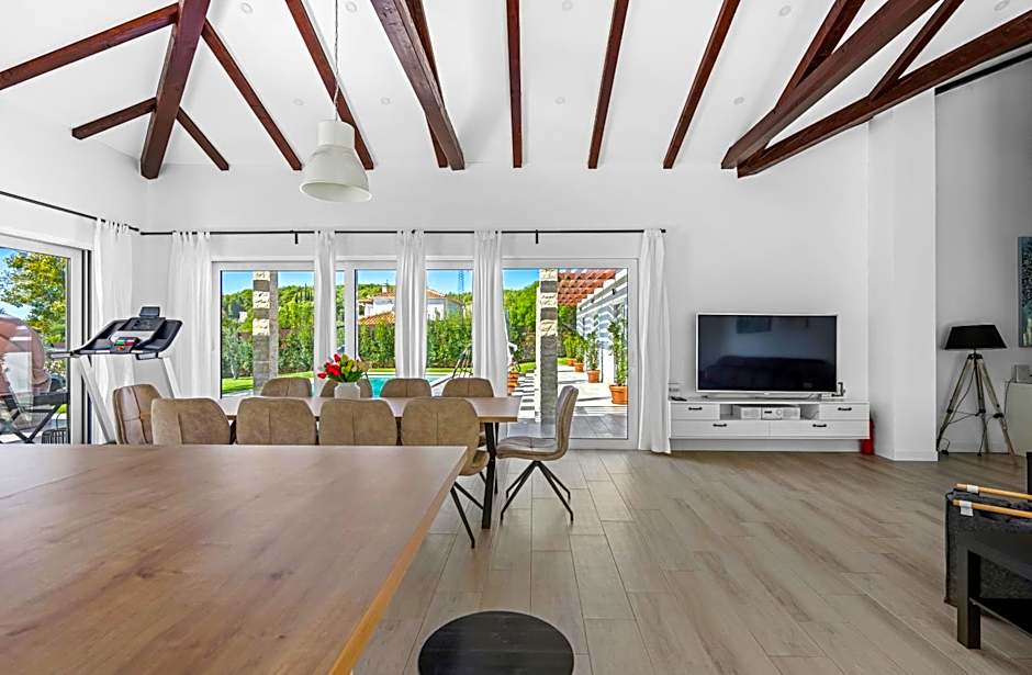 Villa Stella - heated pool, jacuzzi & sauna