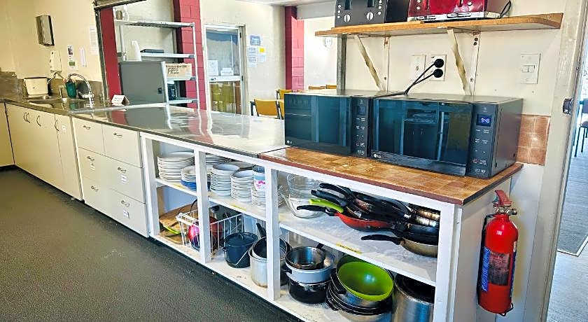 The Crossing Lodge and Backpackers