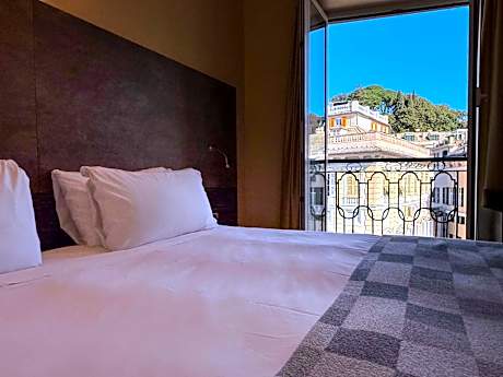 1 King Bed Non-Smoking Superior Room City View Safe Wi-Fi Kettle