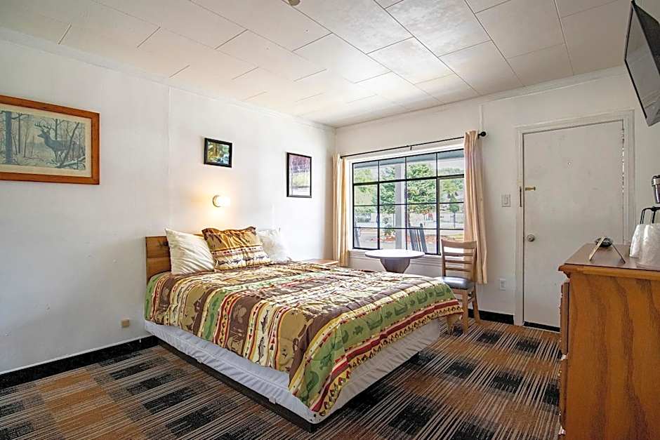 Lloyd's On The River Country Inn By OYO