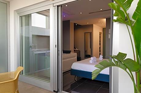 Deluxe Suite with Spa Bath