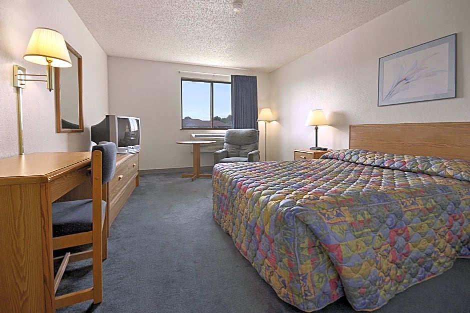Super 8 by Wyndham Springfield North I-44