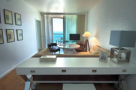 Superior Suite	- Beach Included