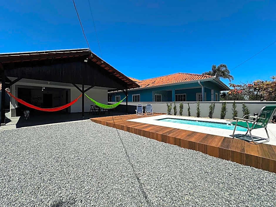 BS01- Casa com Piscina Aquecida e Churrasqueira