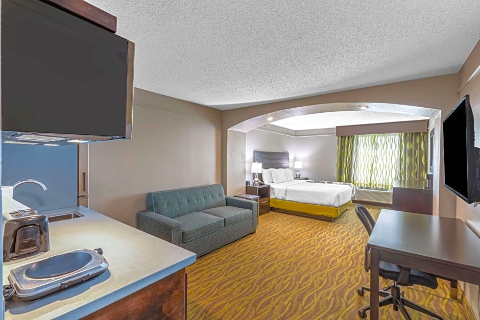 La Quinta Inn & Suites by Wyndham Laredo Airport