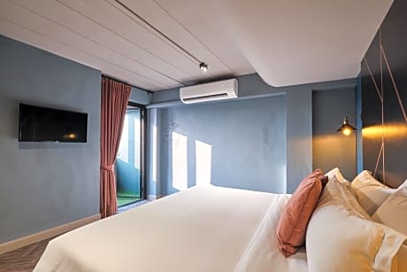 Superior King Room with City View