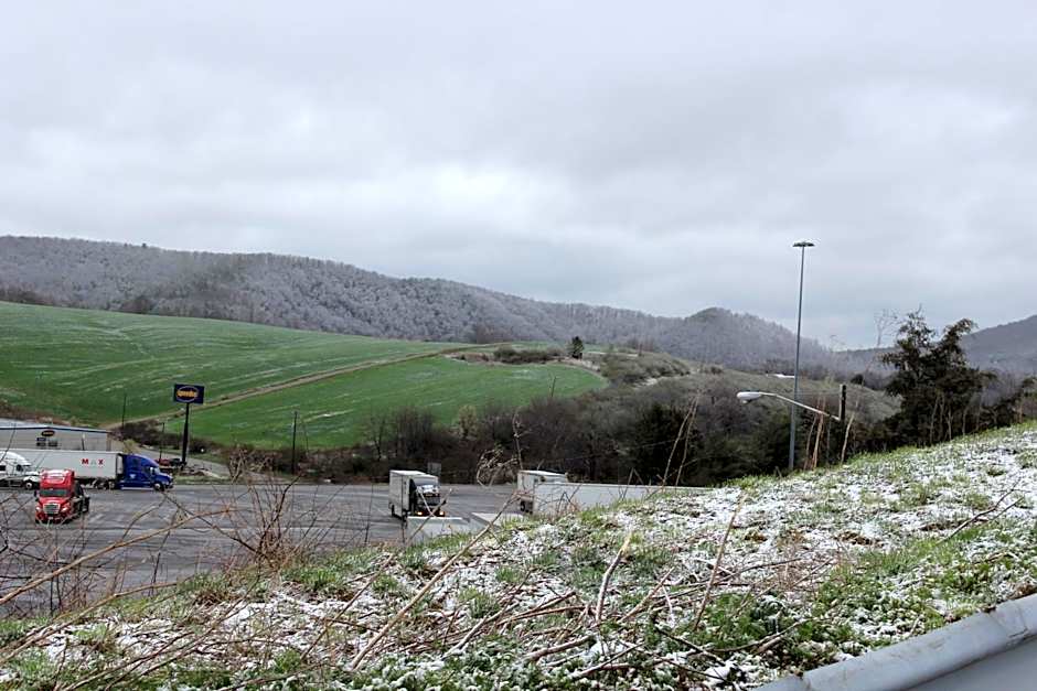 Super 8 by Wyndham Chiswell/Max Meadows Area
