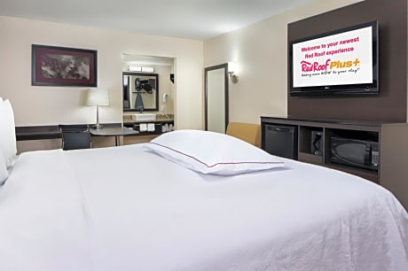 Premium King Room Smoke Free (Upgraded Bedding and Snack Box)