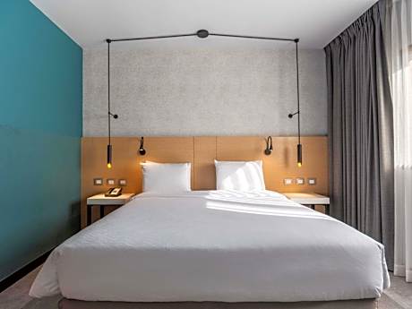 Standard Single Room with Queen Bed
